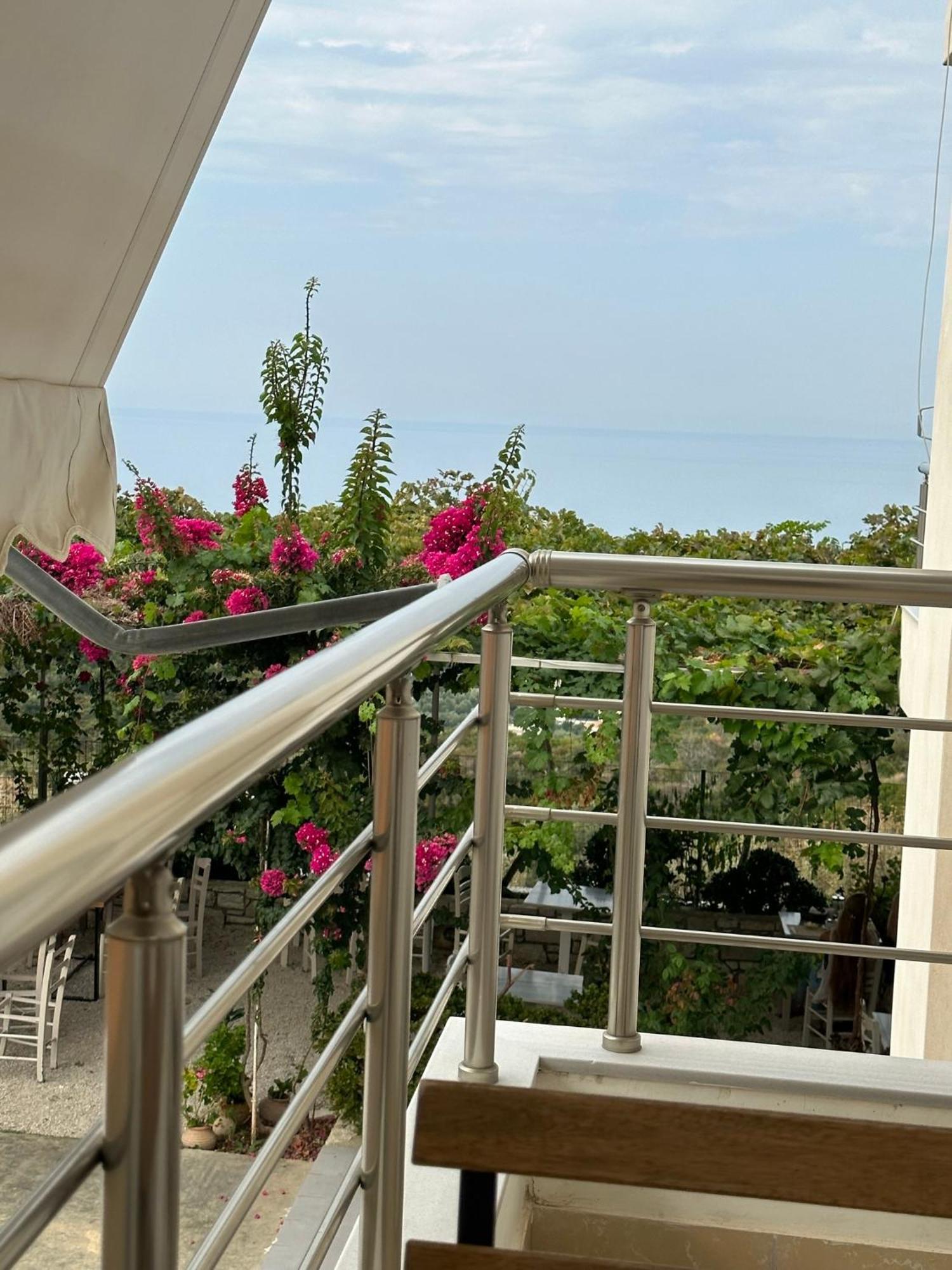 Elea Guesthouse Himare Buitenkant foto